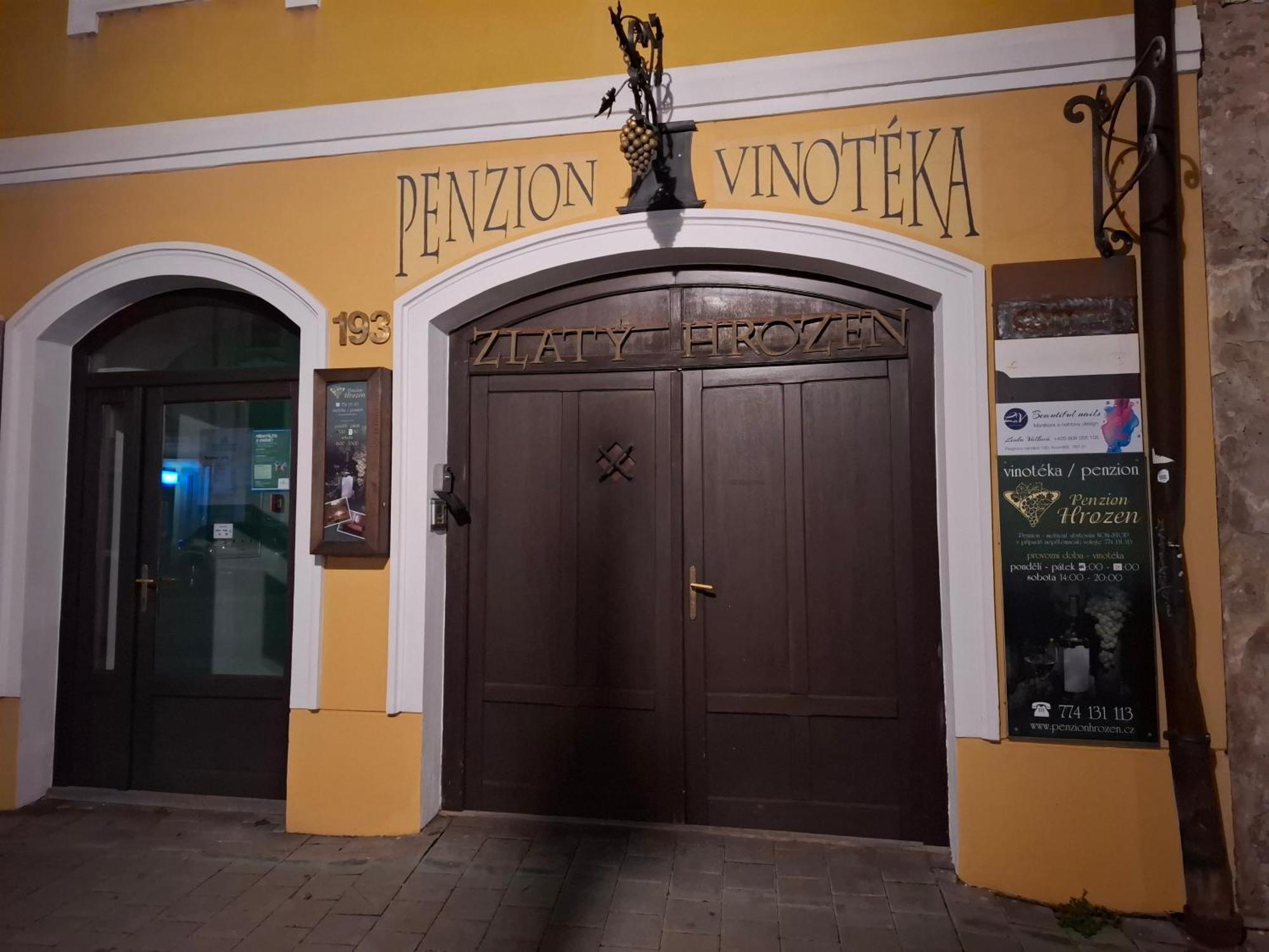 Penzion A Vinoteka Hrozen Kromeriz Ngoại thất bức ảnh